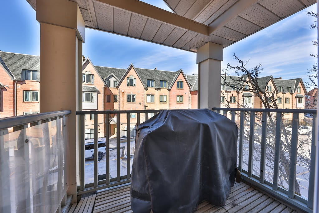 75 Weldrick Road E #823, Richmond Hill