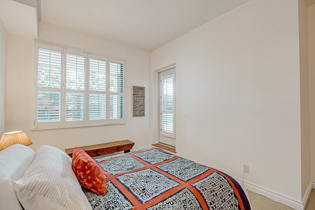 100 Lakeshore Road E Unit: 501