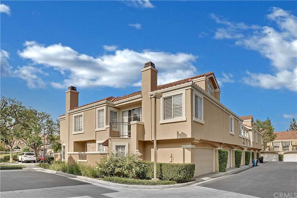 13 Opera Ln