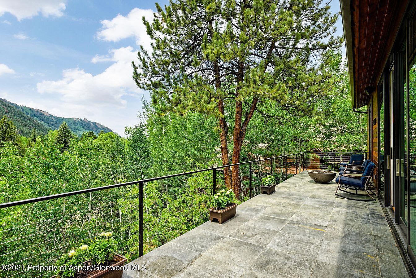 118 E LUPINE DR