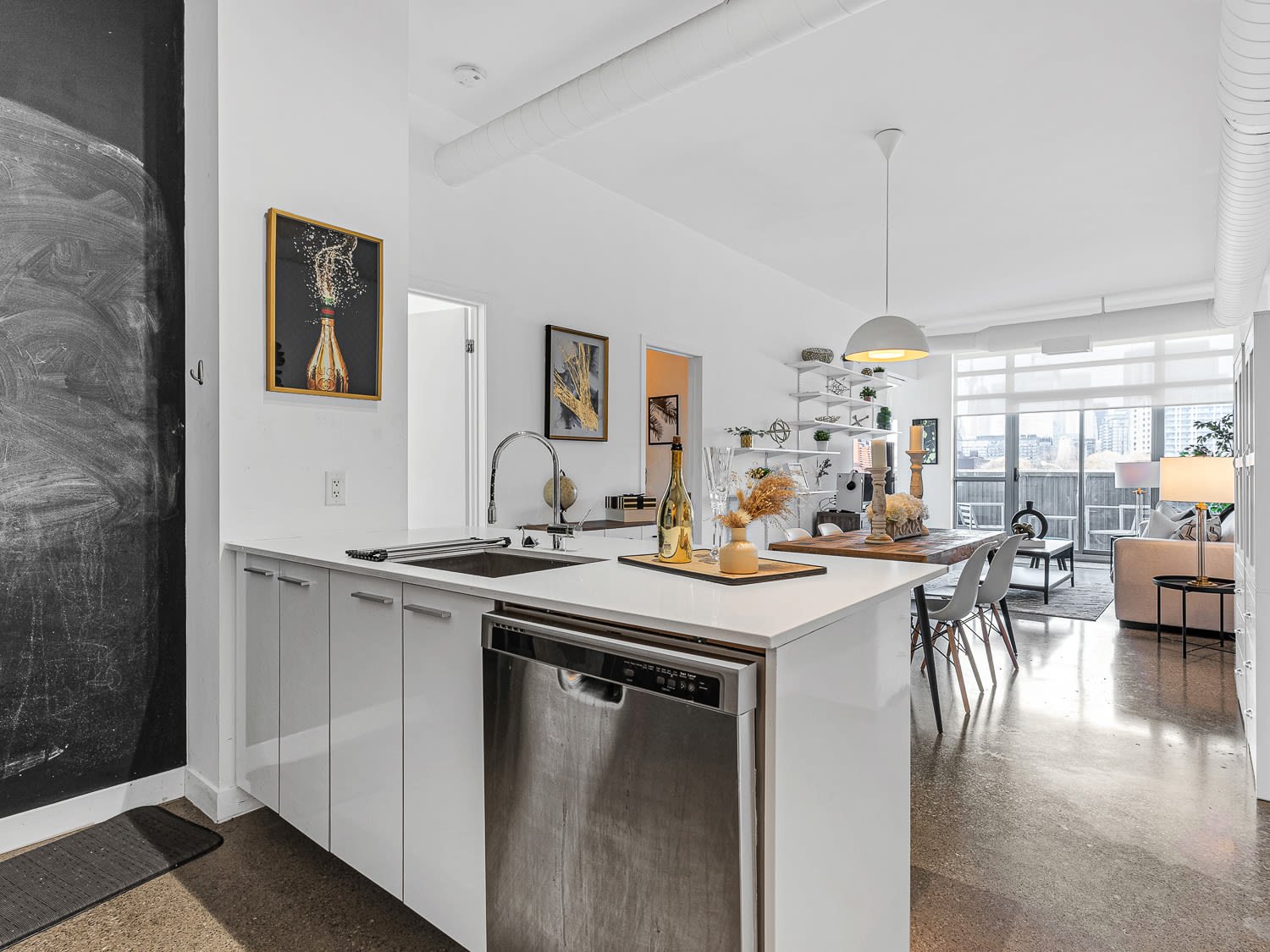 549 King St E, 507