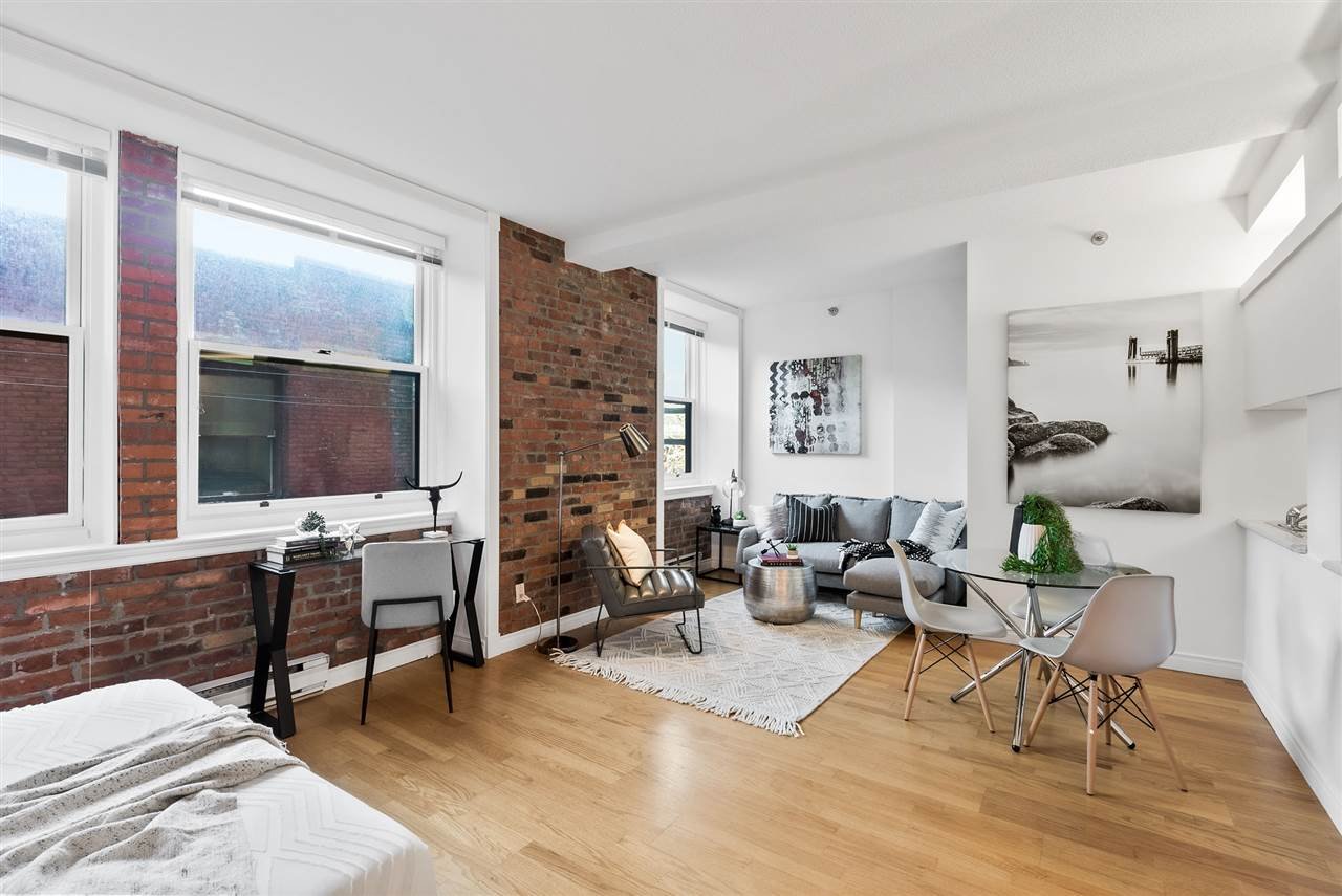 402-233 Abbott St