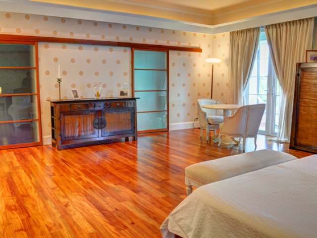 Canalfront Mansion in Port New Providence