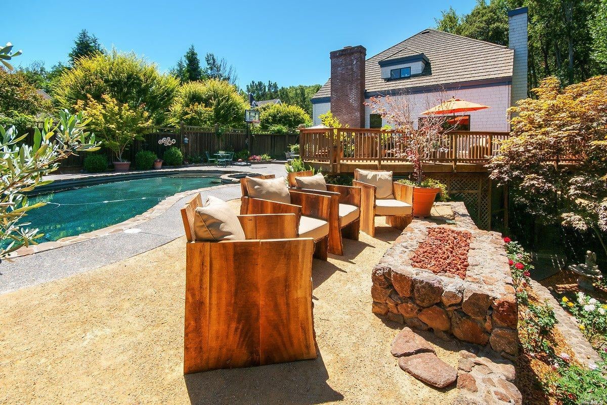 6 West Brooke Dr