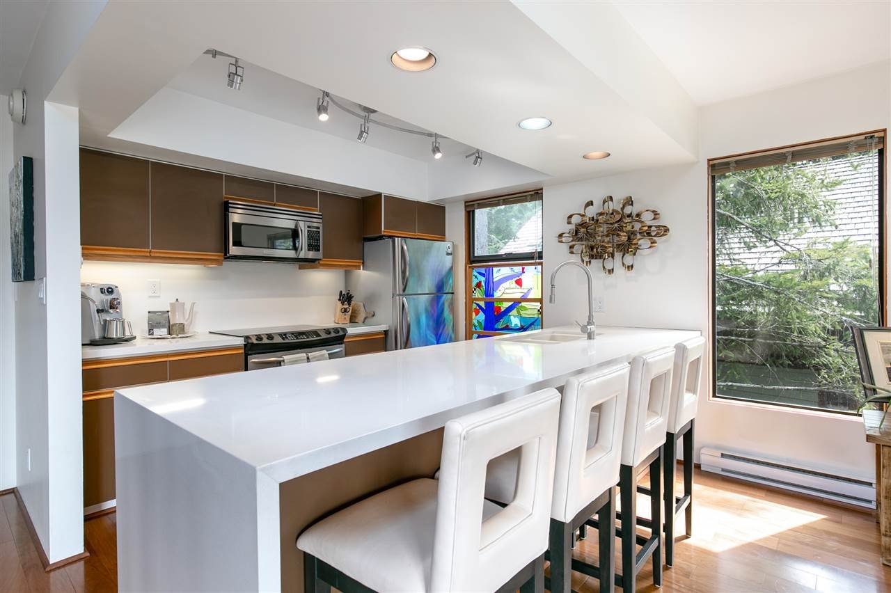 3126 Tyrol Cres