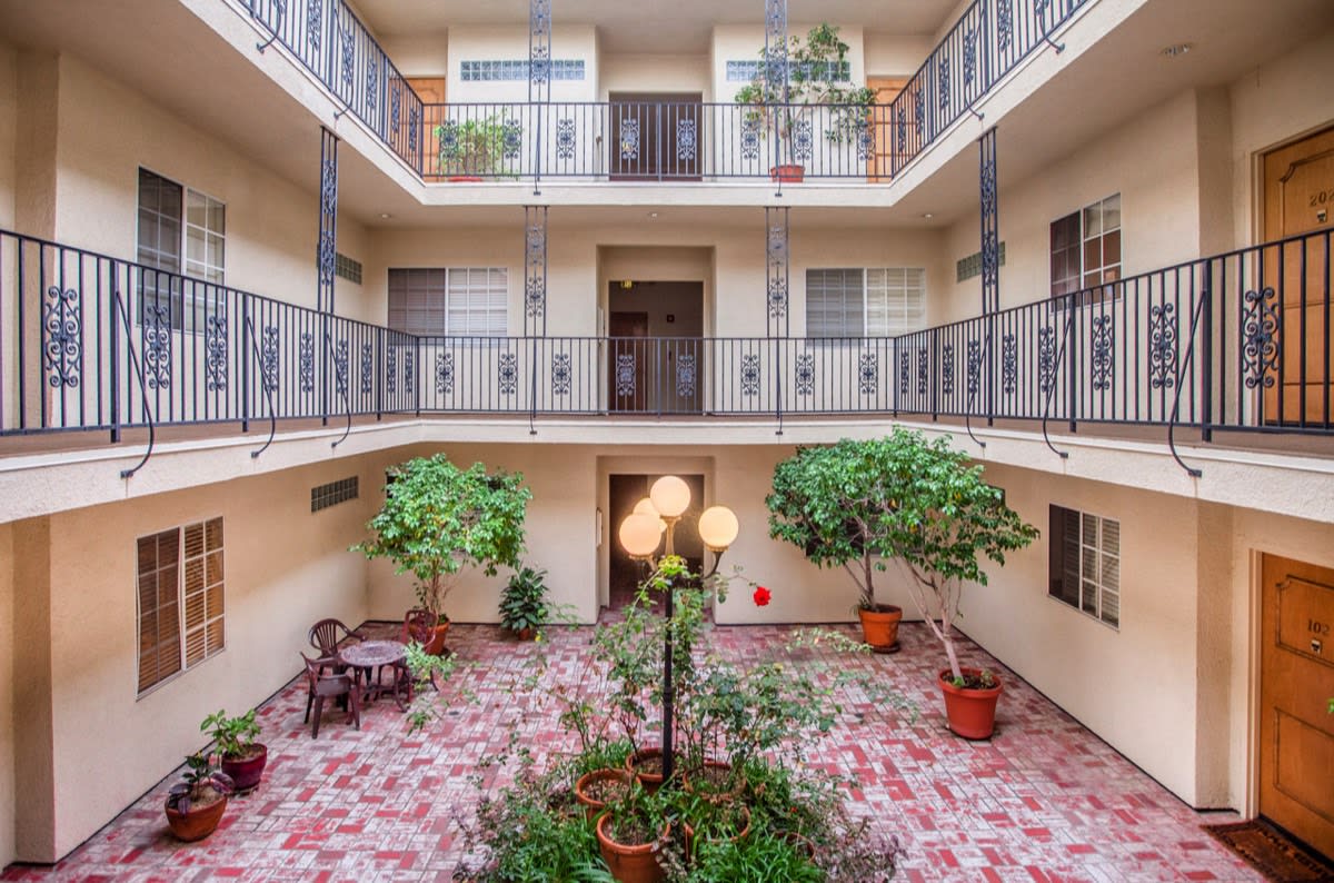 14538 Benefit St 202 Sherman Oaks, CA