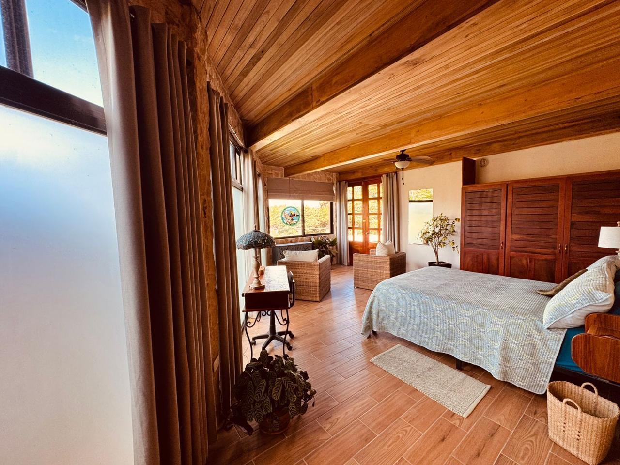 Luxury Lakefront Villa Guesthouse, Lake Arenal, Alajuela