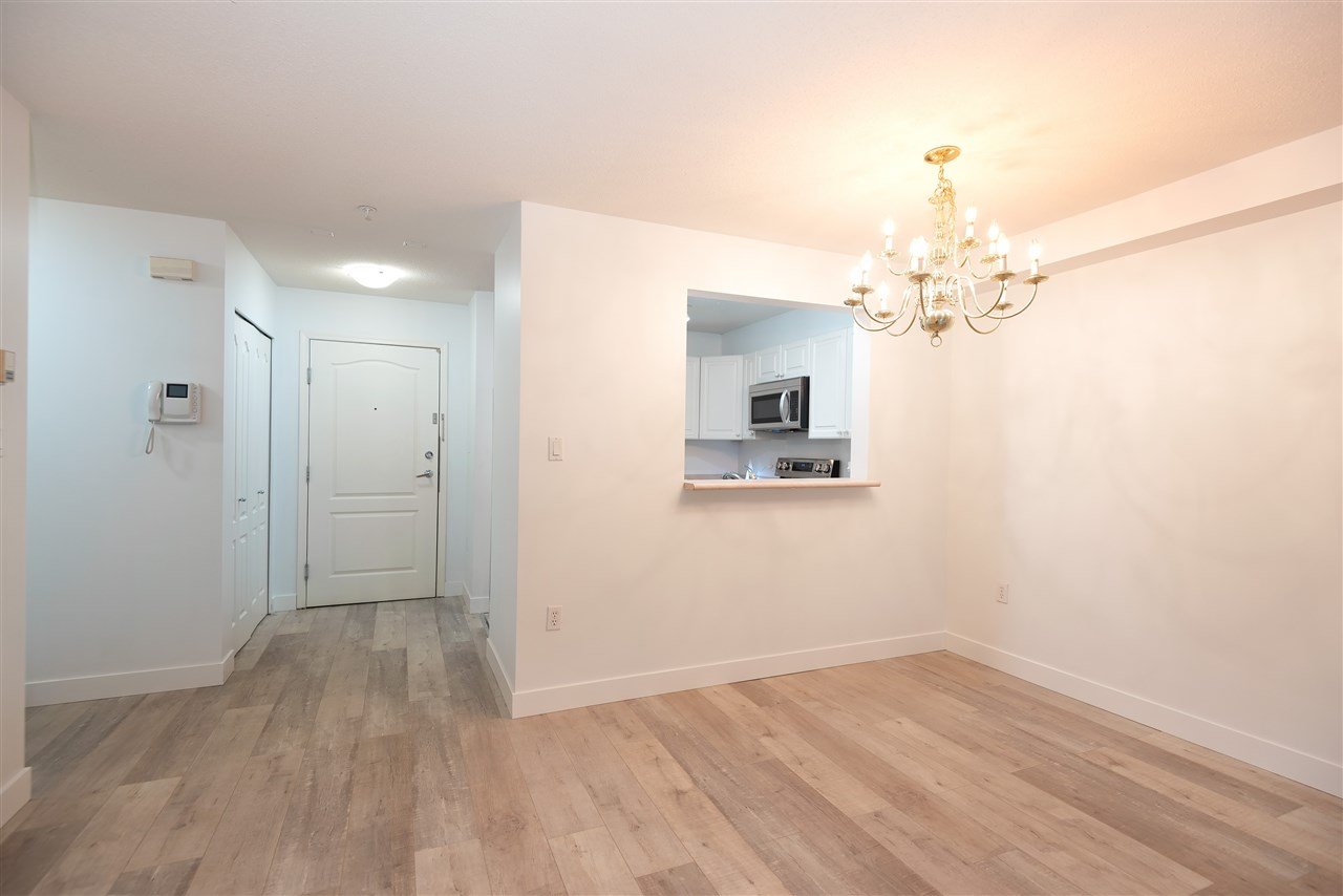 403-2059 Chesterfield Ave