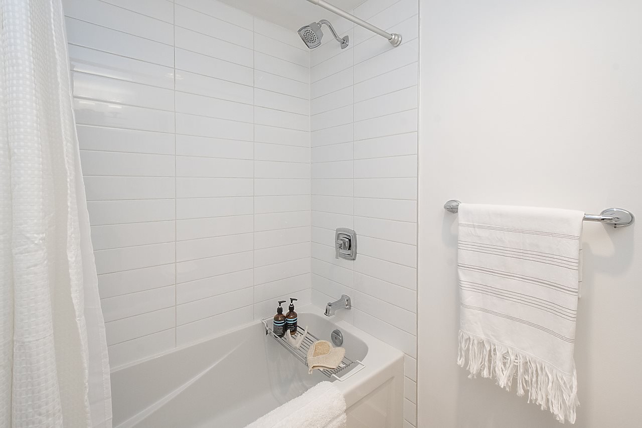 102-2335 York Ave