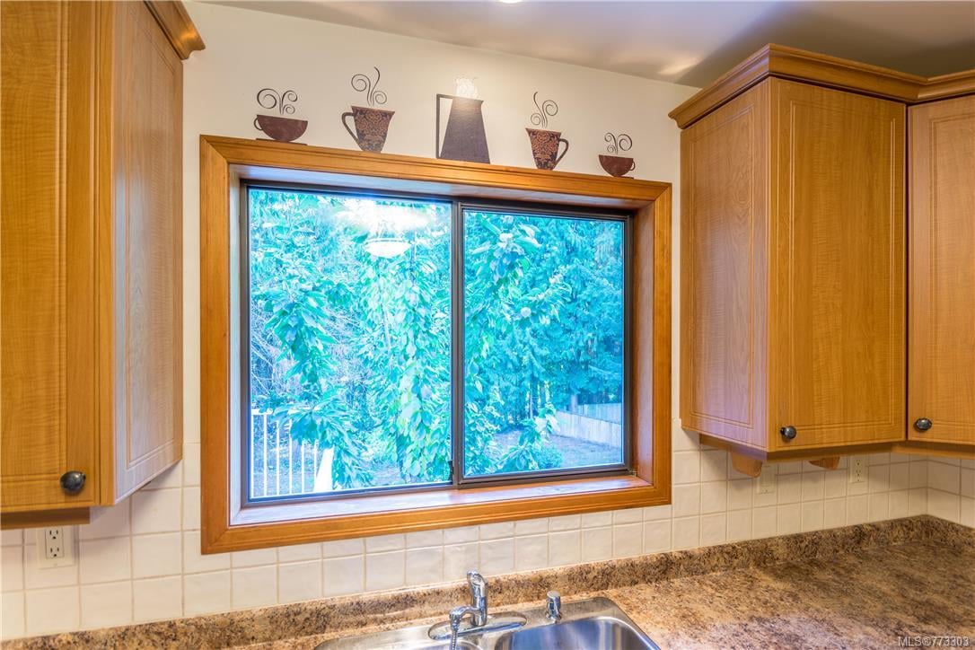 8733 Forest Park Dr, North Saanich
