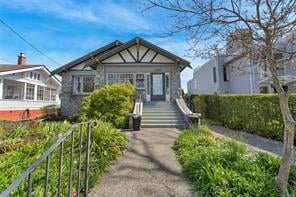 1636 Hollywood Cres