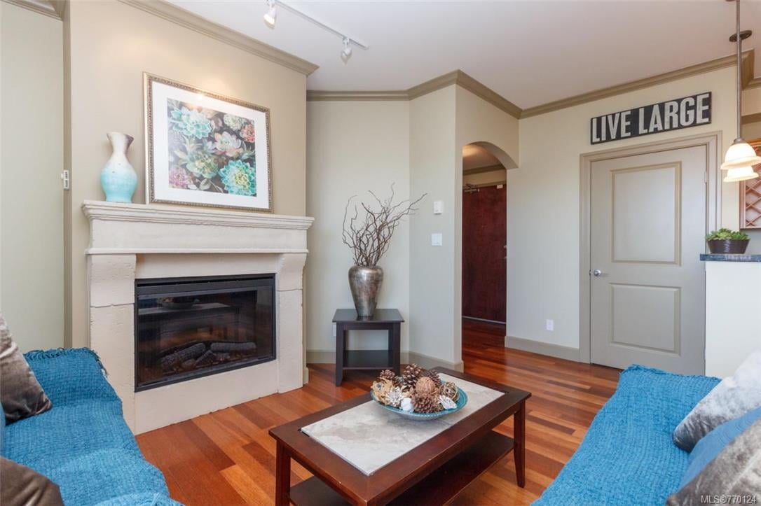 206-1642 McKenzie Ave, Saanich