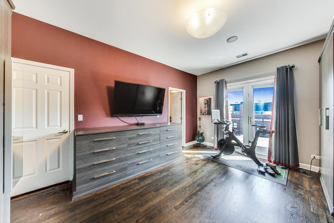 3839 N Southport
