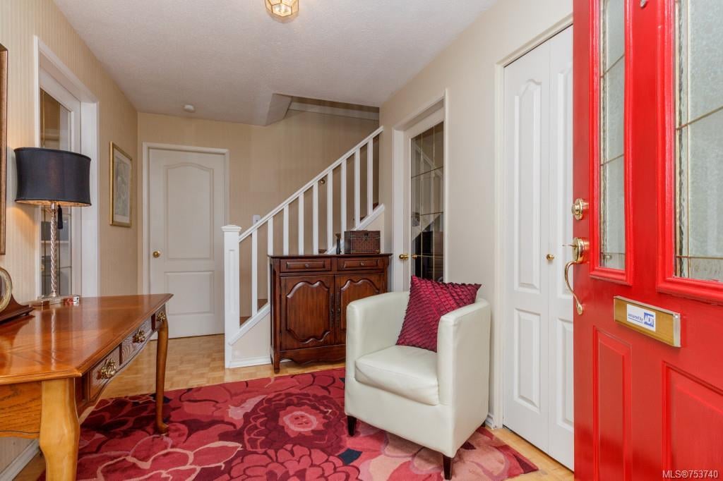 732 Thomasset Pl, Langford