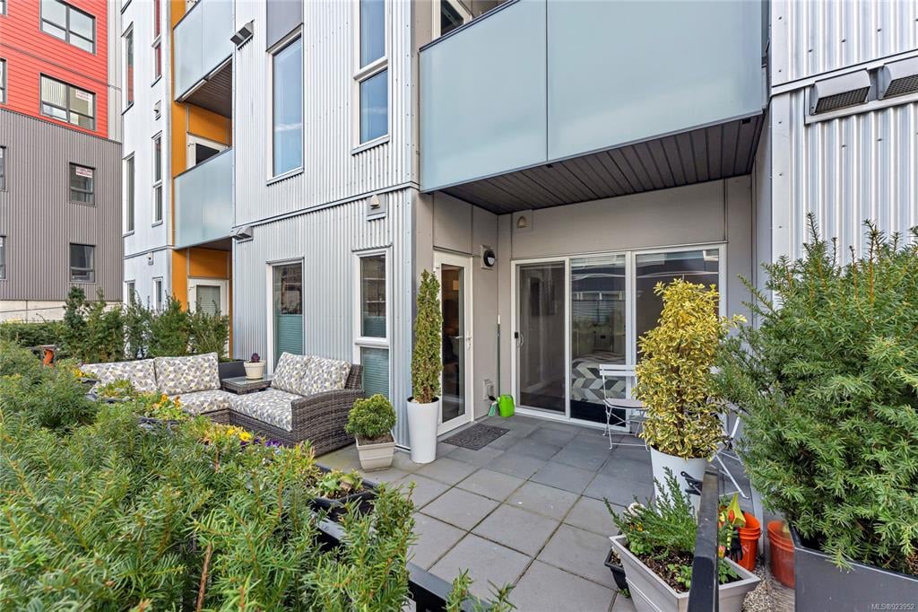 215 - 767 Tyee Rd