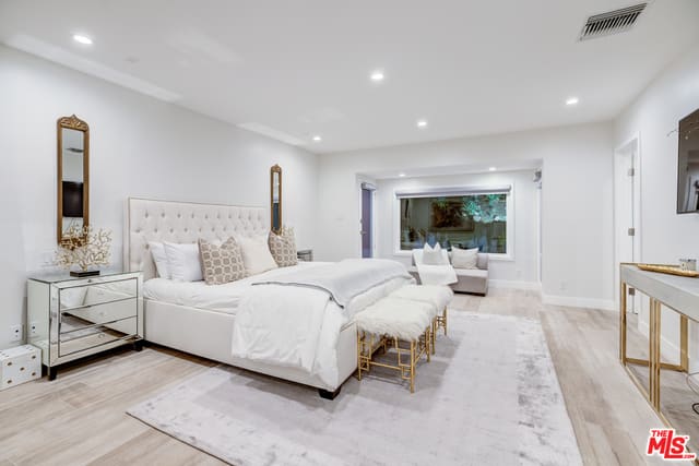 4450 Hayvenhurst Ave