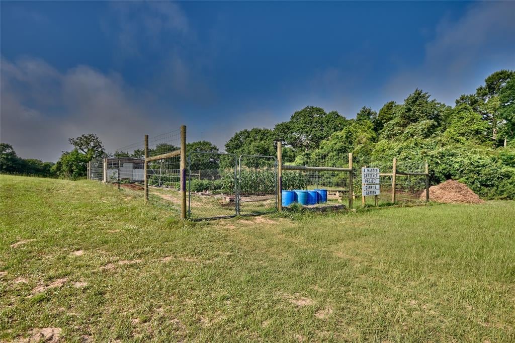 37 Briarwood Ln Bellville, Tx 77418