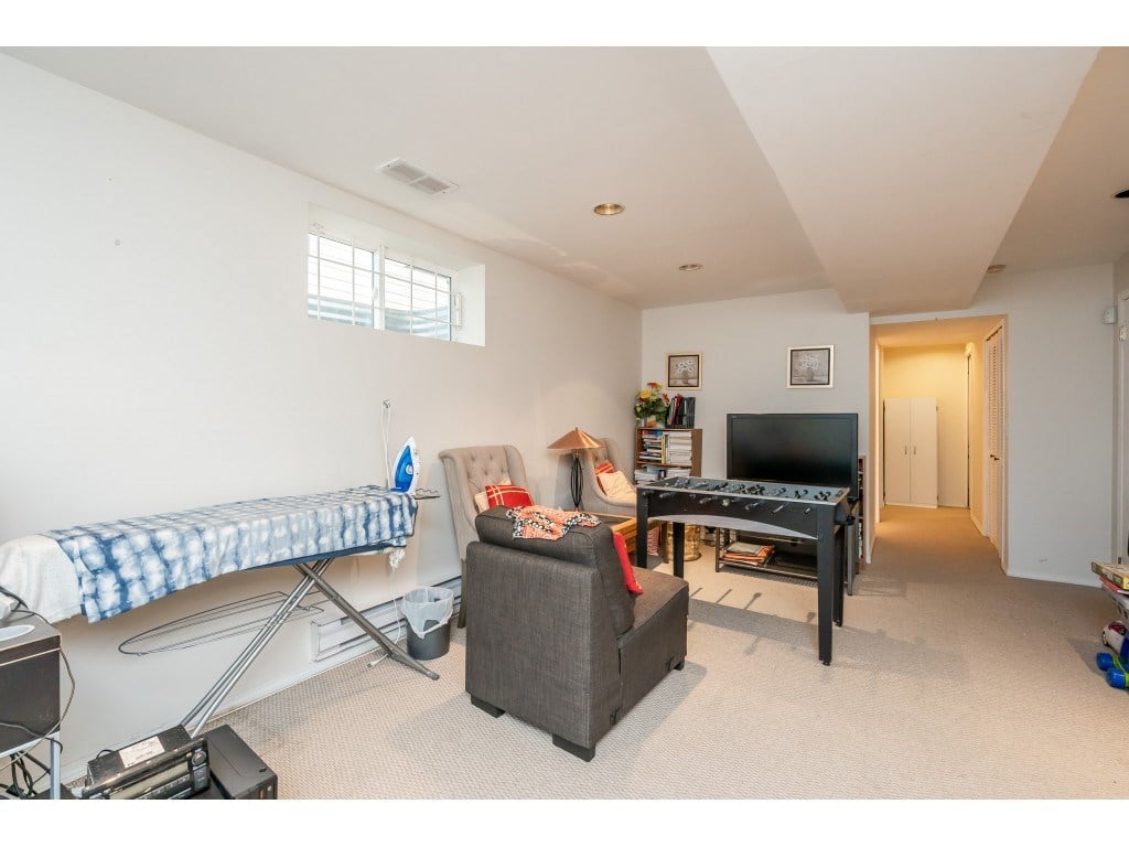 18498 64a Ave