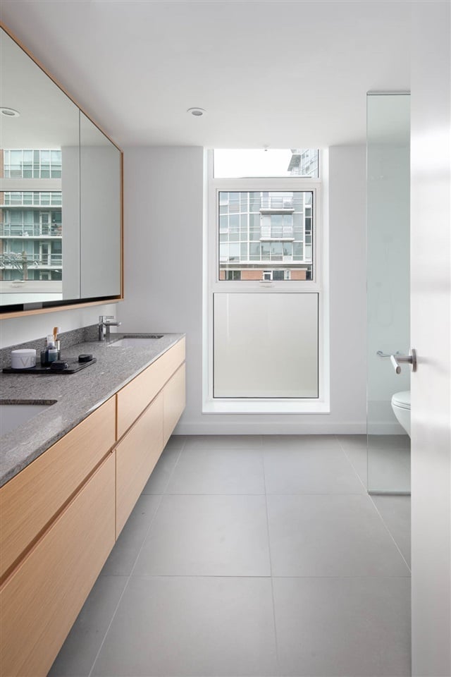 302-1555 W 8th Ave