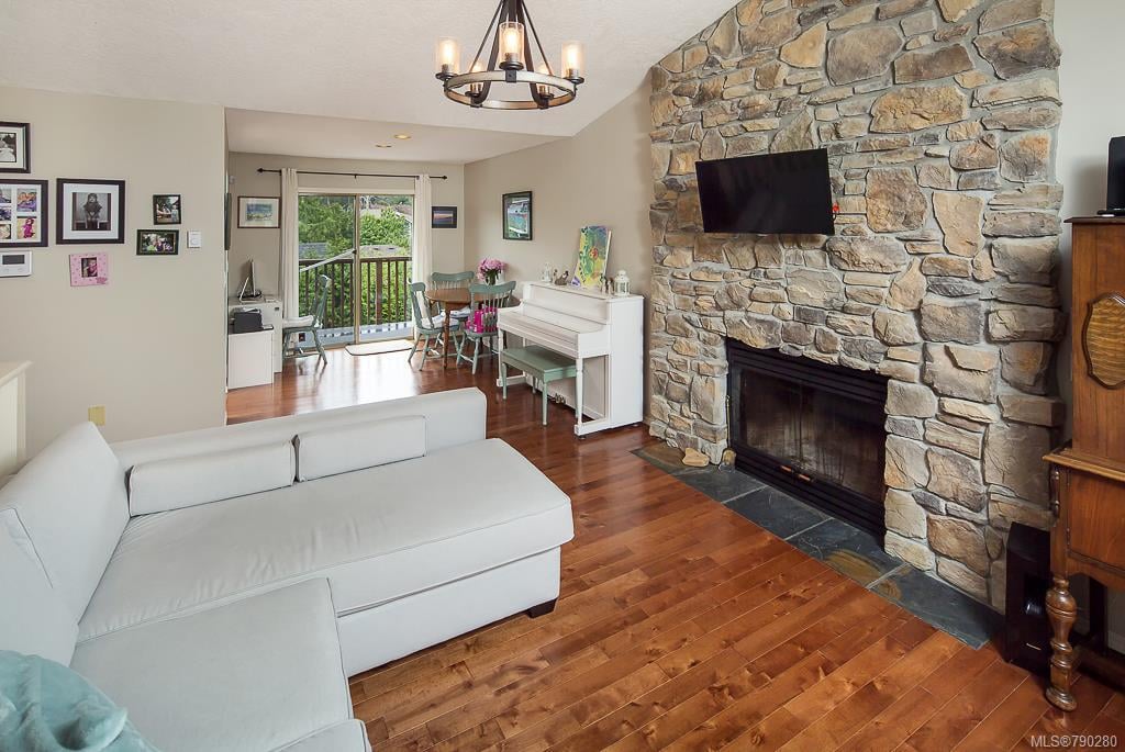 1366 Charles Pl