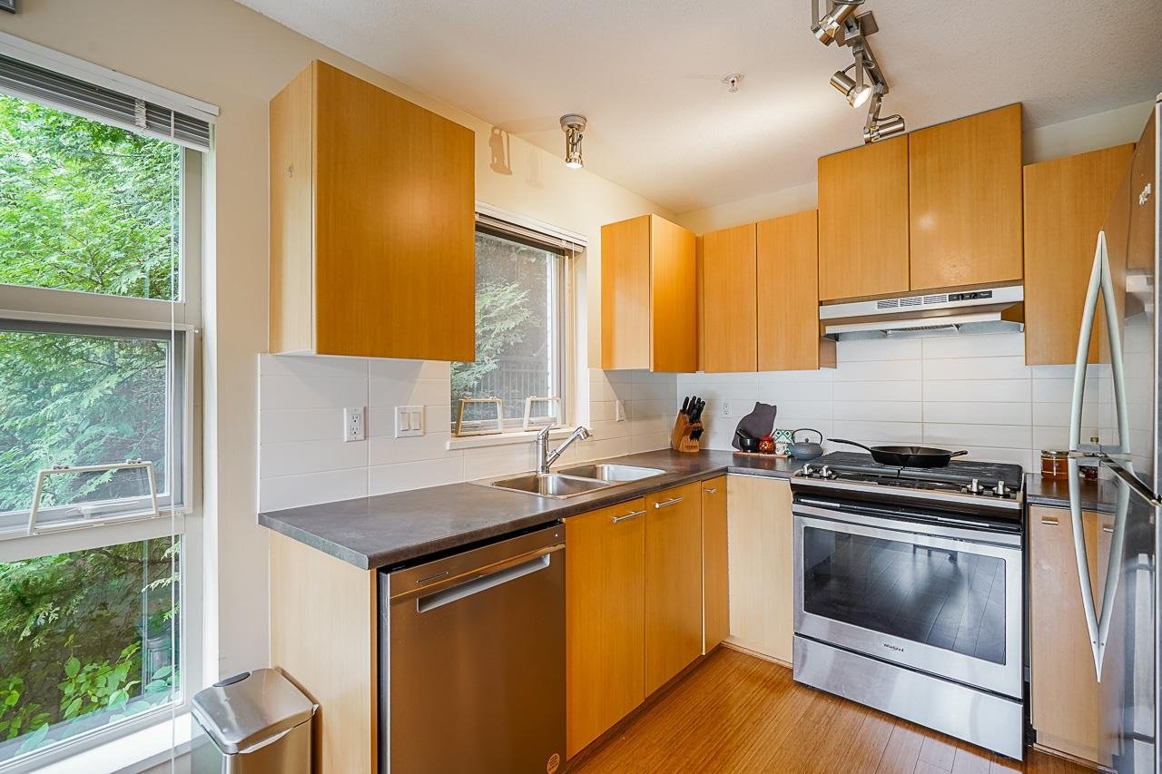 316-9319 University Cres