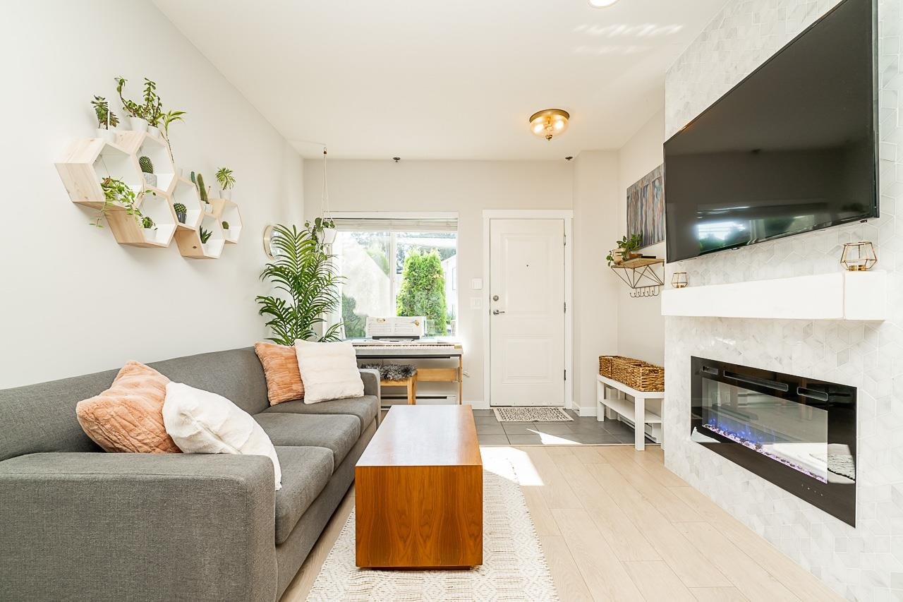 401-1661 Fraser Ave