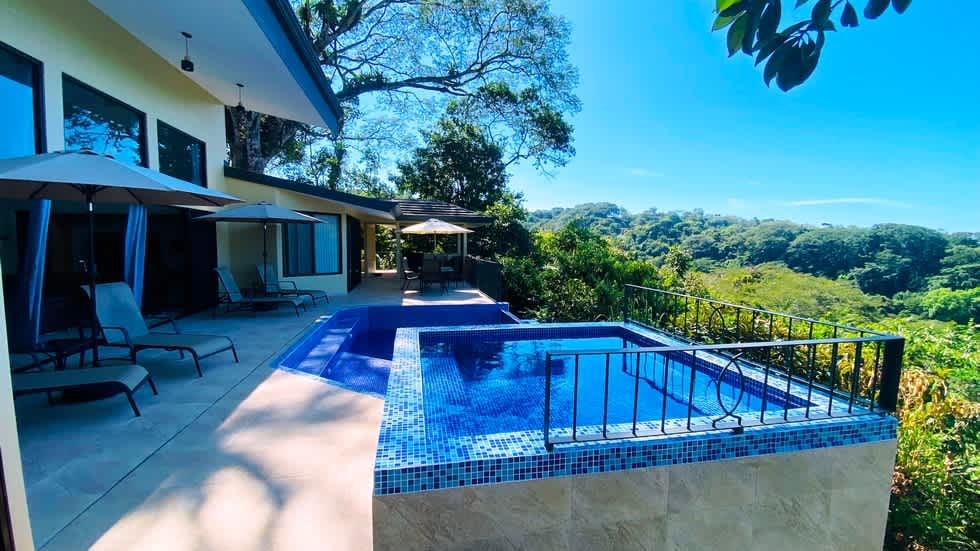 Casa Linda Vista with Ocean View Above Dominical Beach