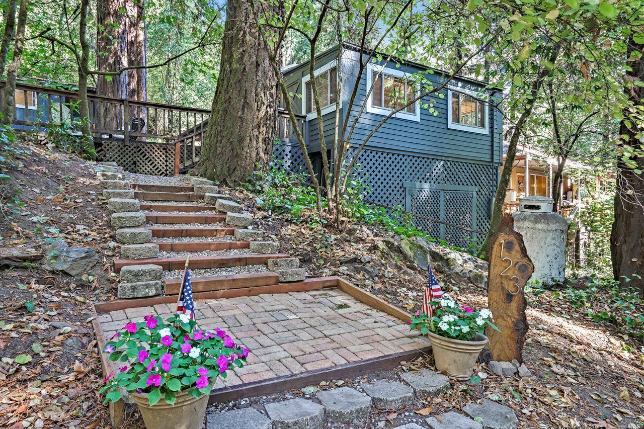 123 Redwood Ave