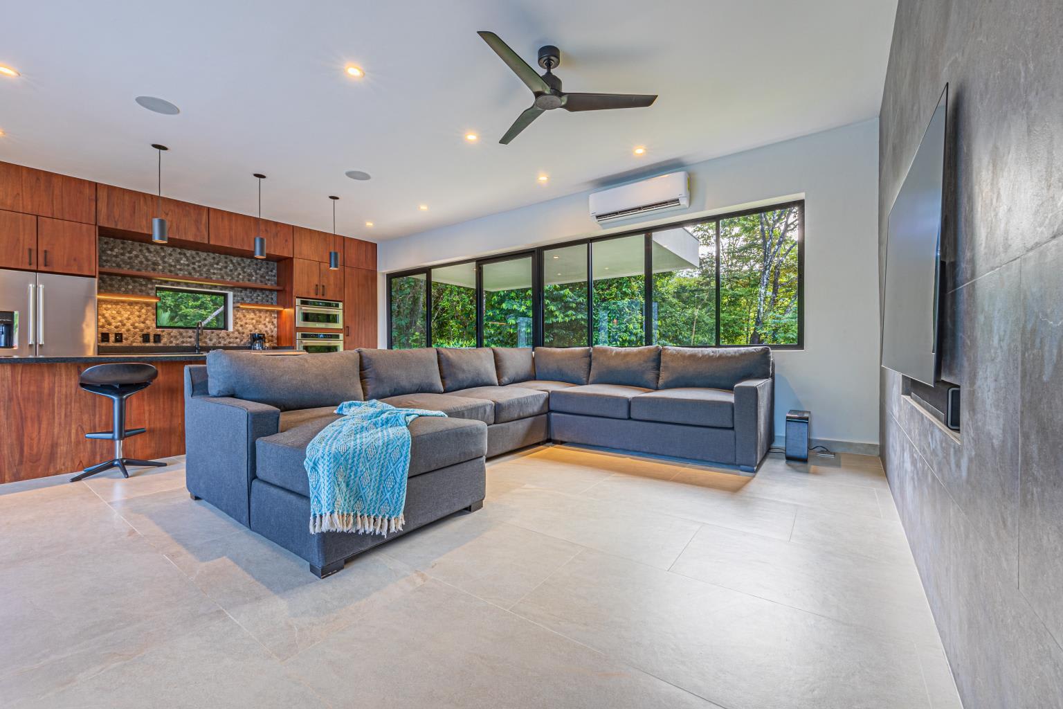 Outstanding Uvita Gem, Hidden in the Canopy with Ocean and Mountain Views