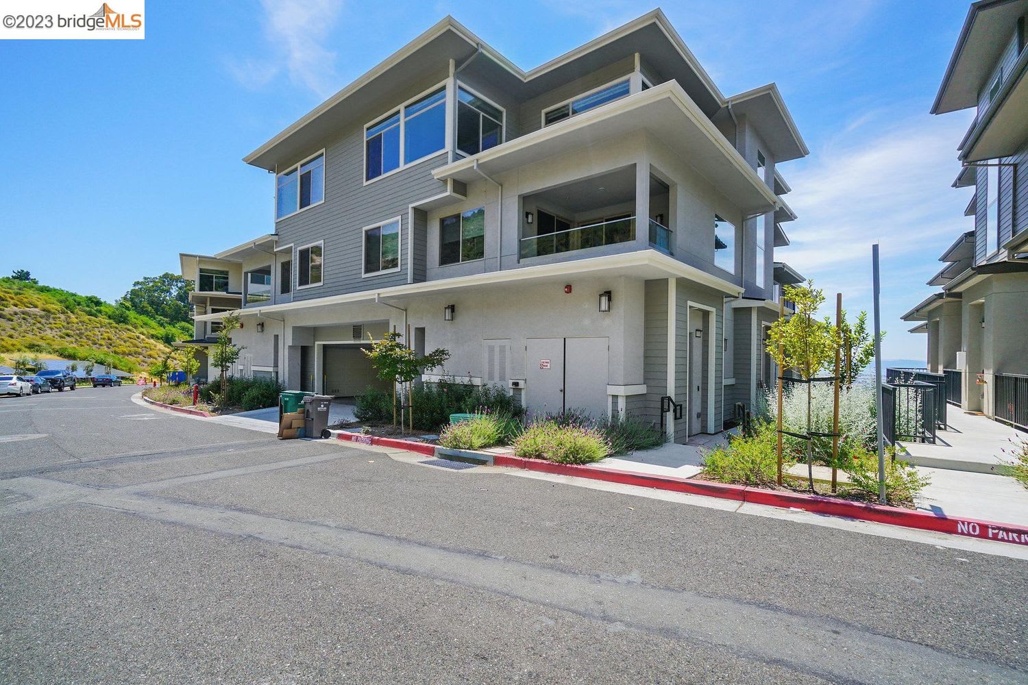 6763 Skyview Dr, Oakland, CA 94605