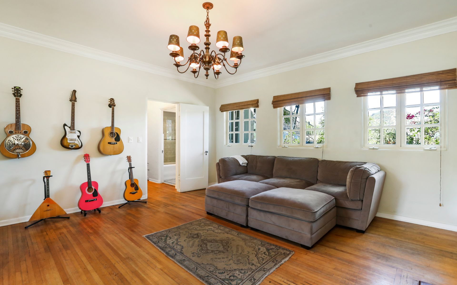  3110 Hollyridge Dr