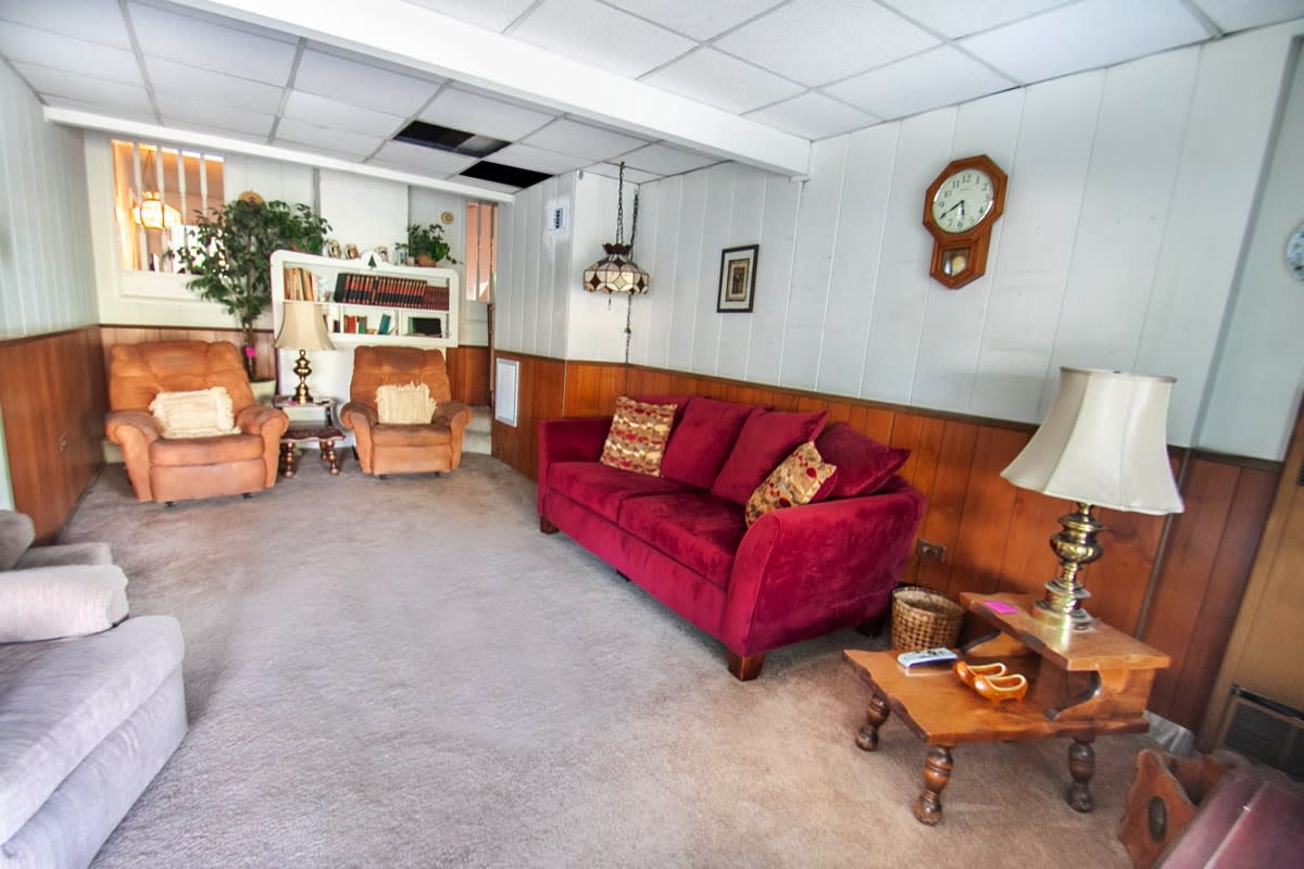 5860 Irvine Ave Valley Village, CA