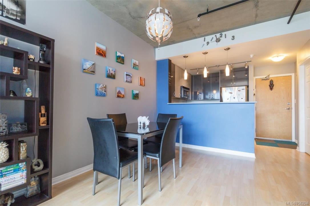 405-860 View St