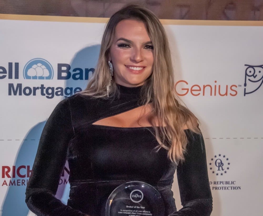 Brazilian Stands Out As A Realtor In Orlando And Receives The 'broker Of The Year' Award