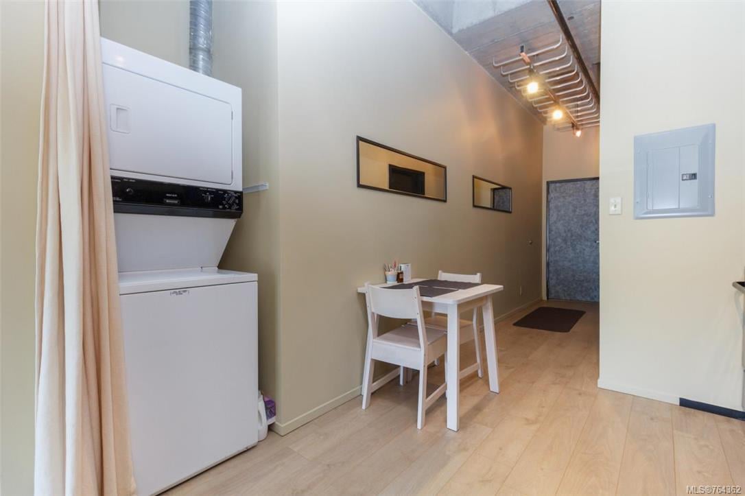207-1061 Fort St