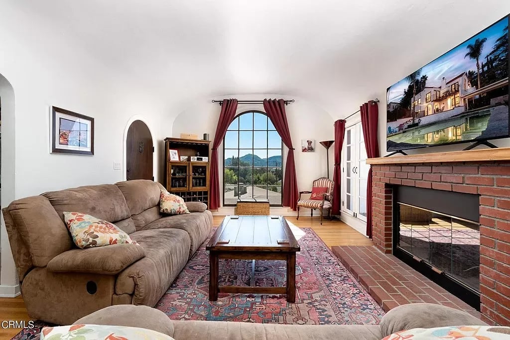 975 Foothill Dr