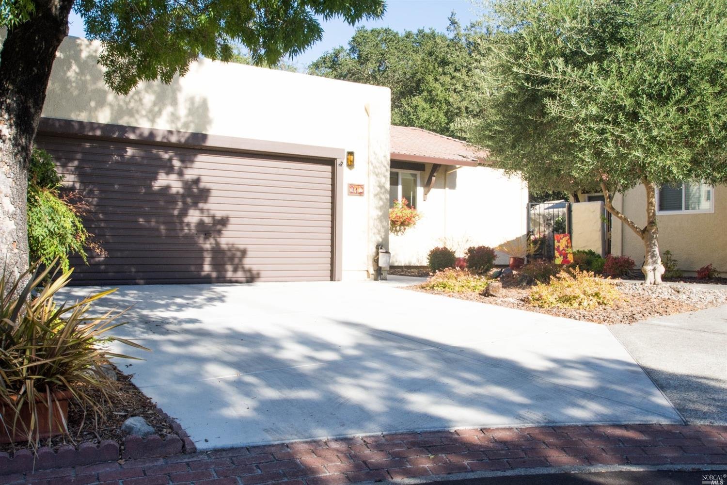 912 Shady Oak Dr