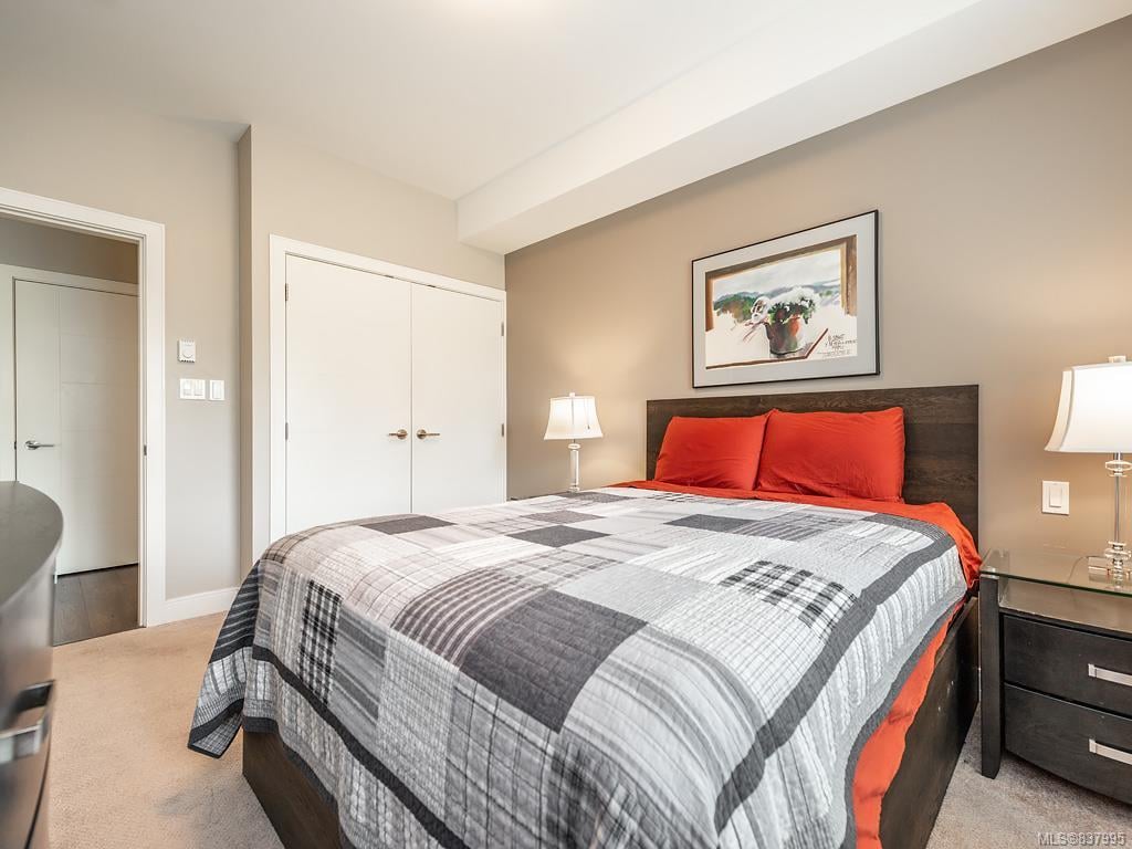 302-7111 W Saanich Rd
