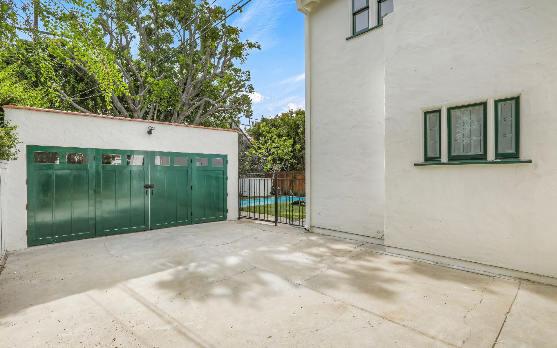  607 N McCadden Pl