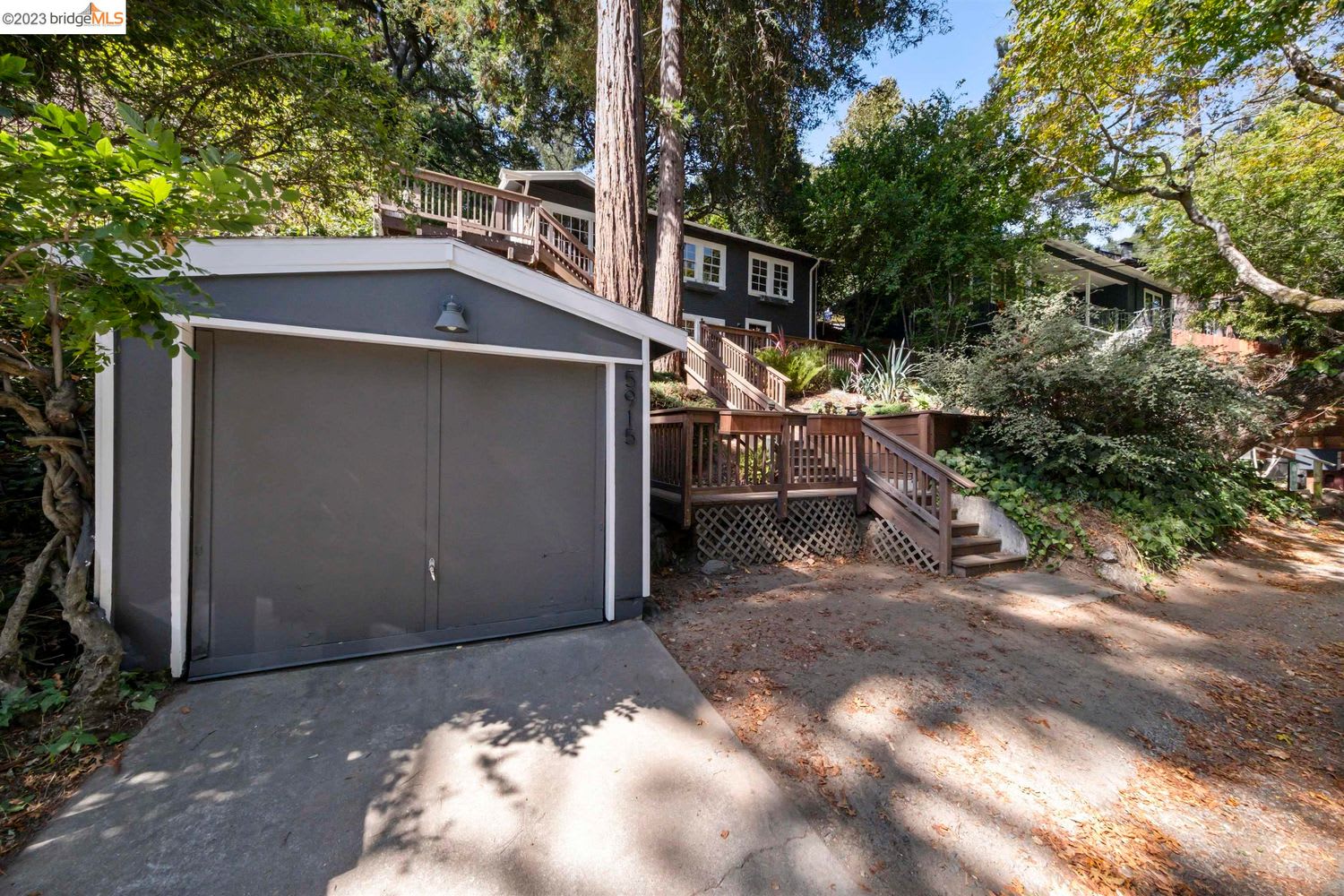 5915 Thornhill Dr