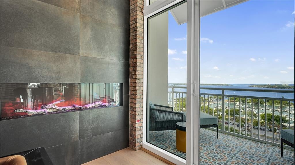 1350 Main St, #1704