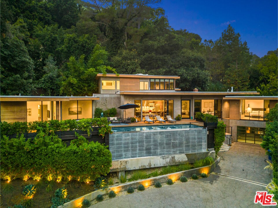 Majestic Oasis