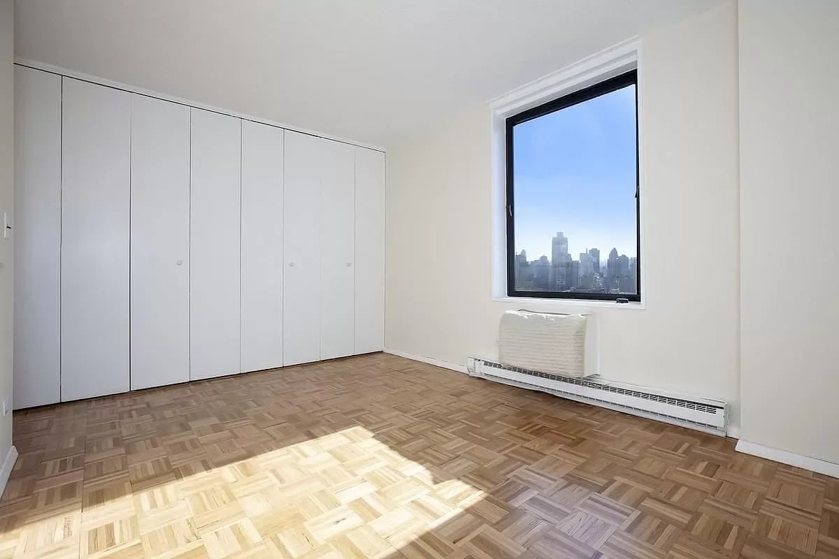 1641 Third Ave #34F