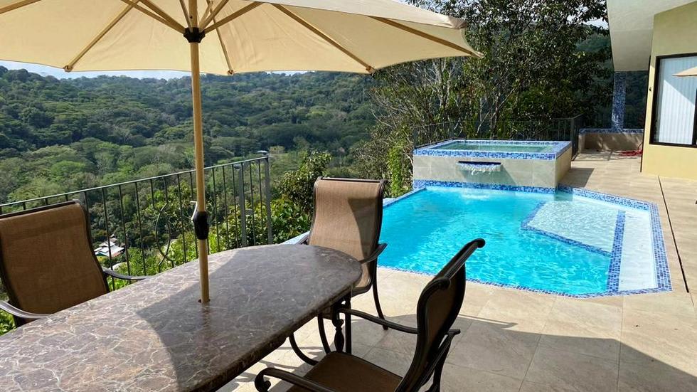 Casa Linda Vista with Ocean View Above Dominical Beach