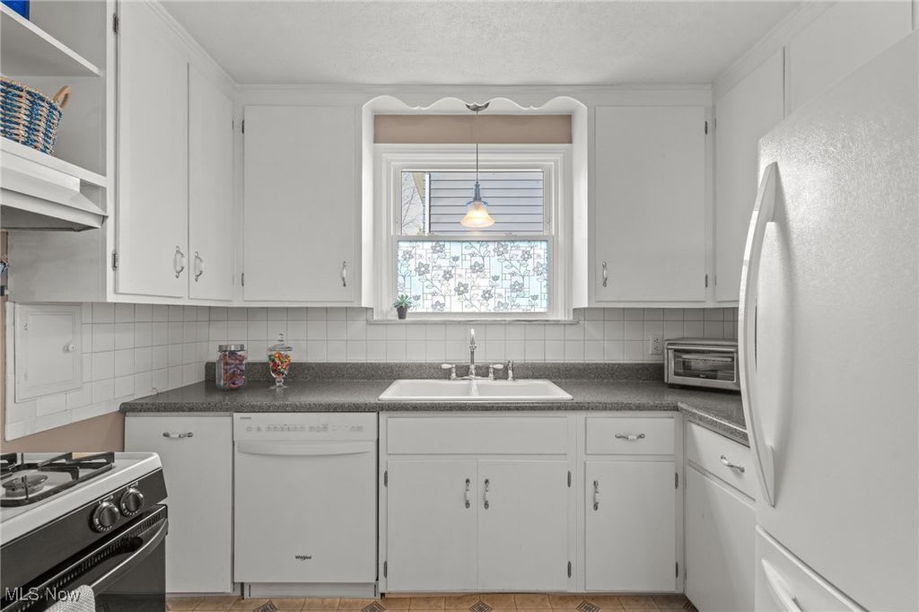 195 E 280th St