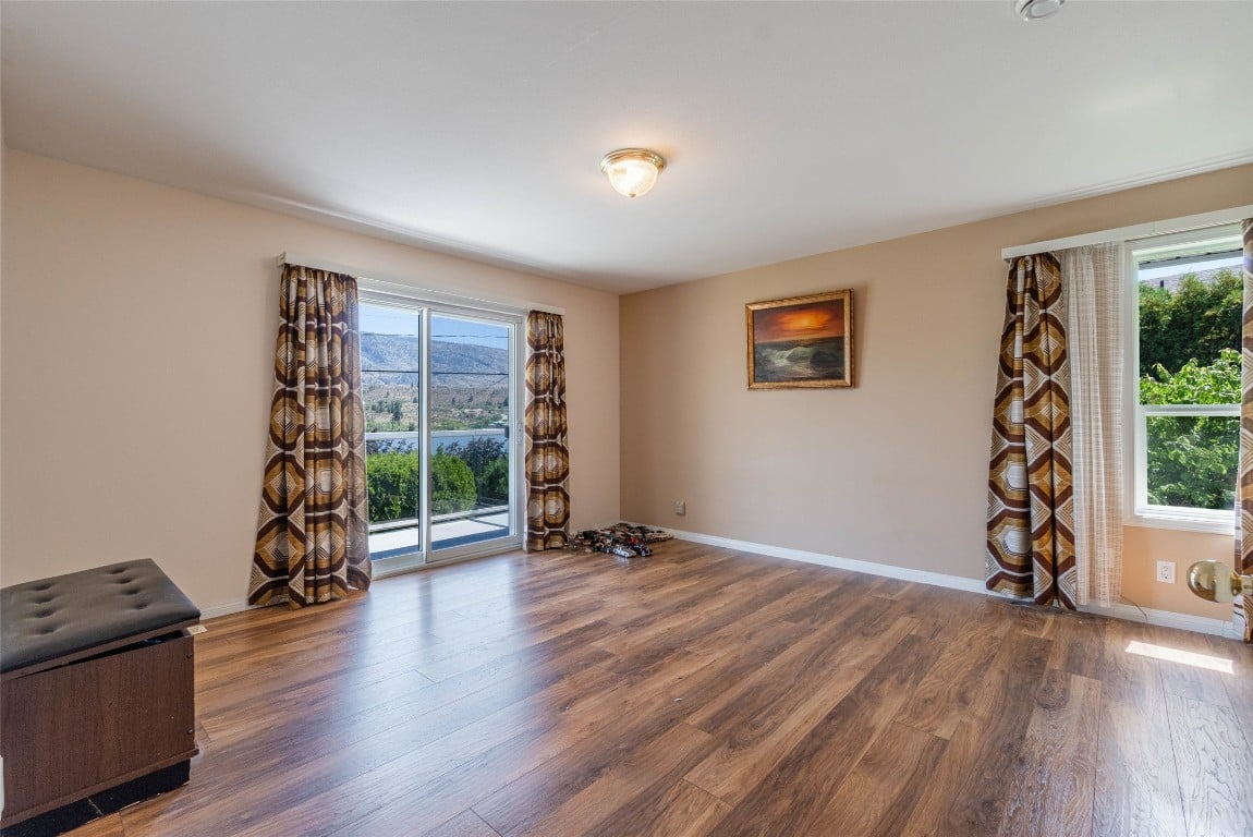 6752 Lakeside Dr