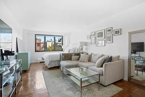 230 East 15th Street Unit: 8R