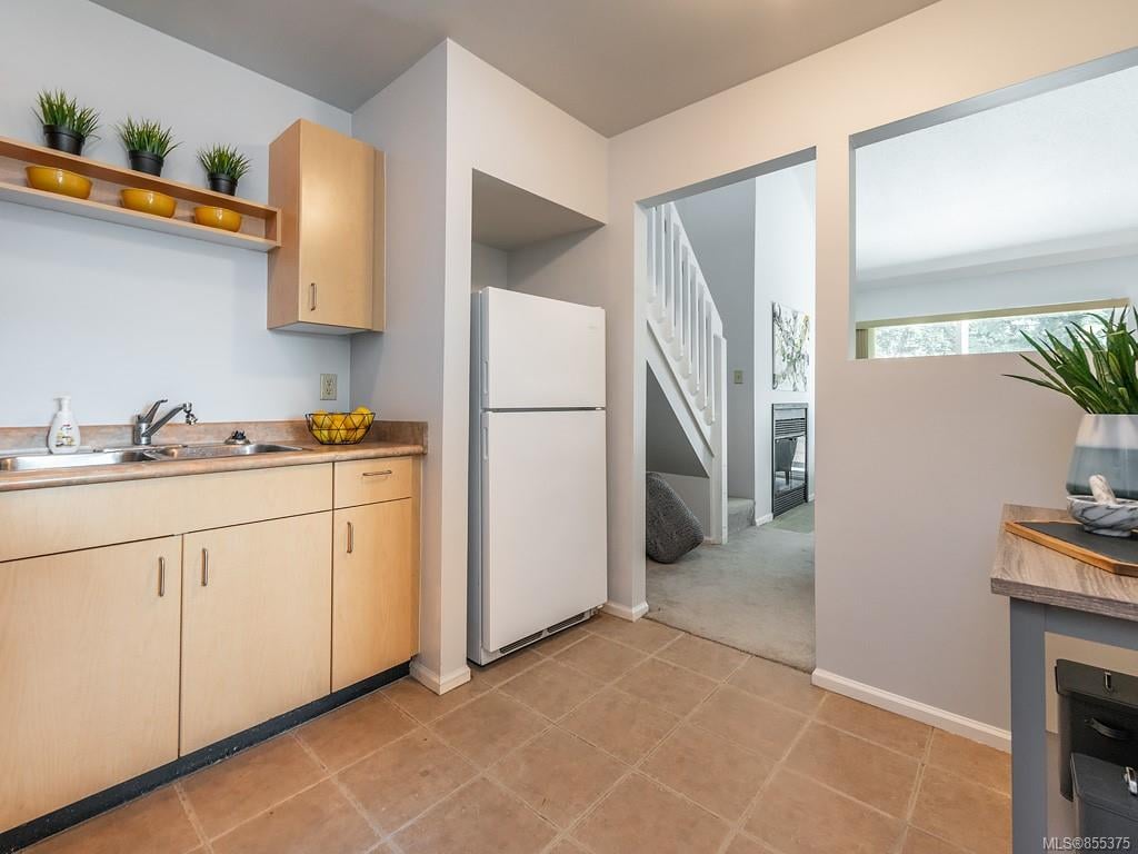 303-3225 Alder St