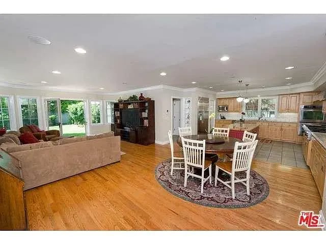 1555 Club View Dr