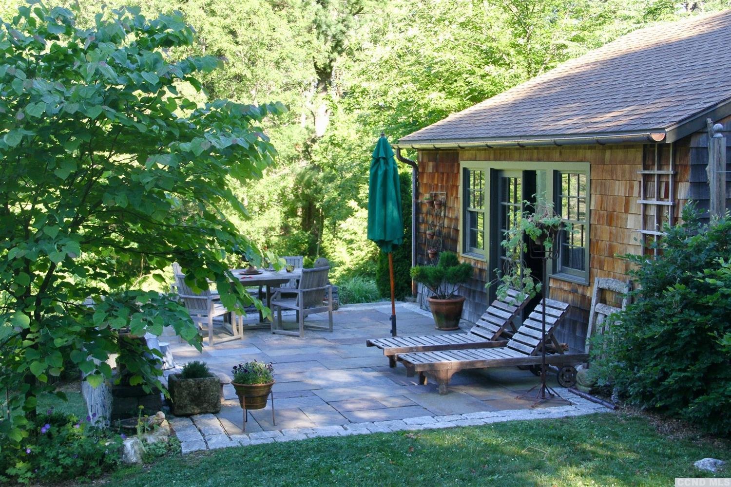 Charming Cedar Cottage 